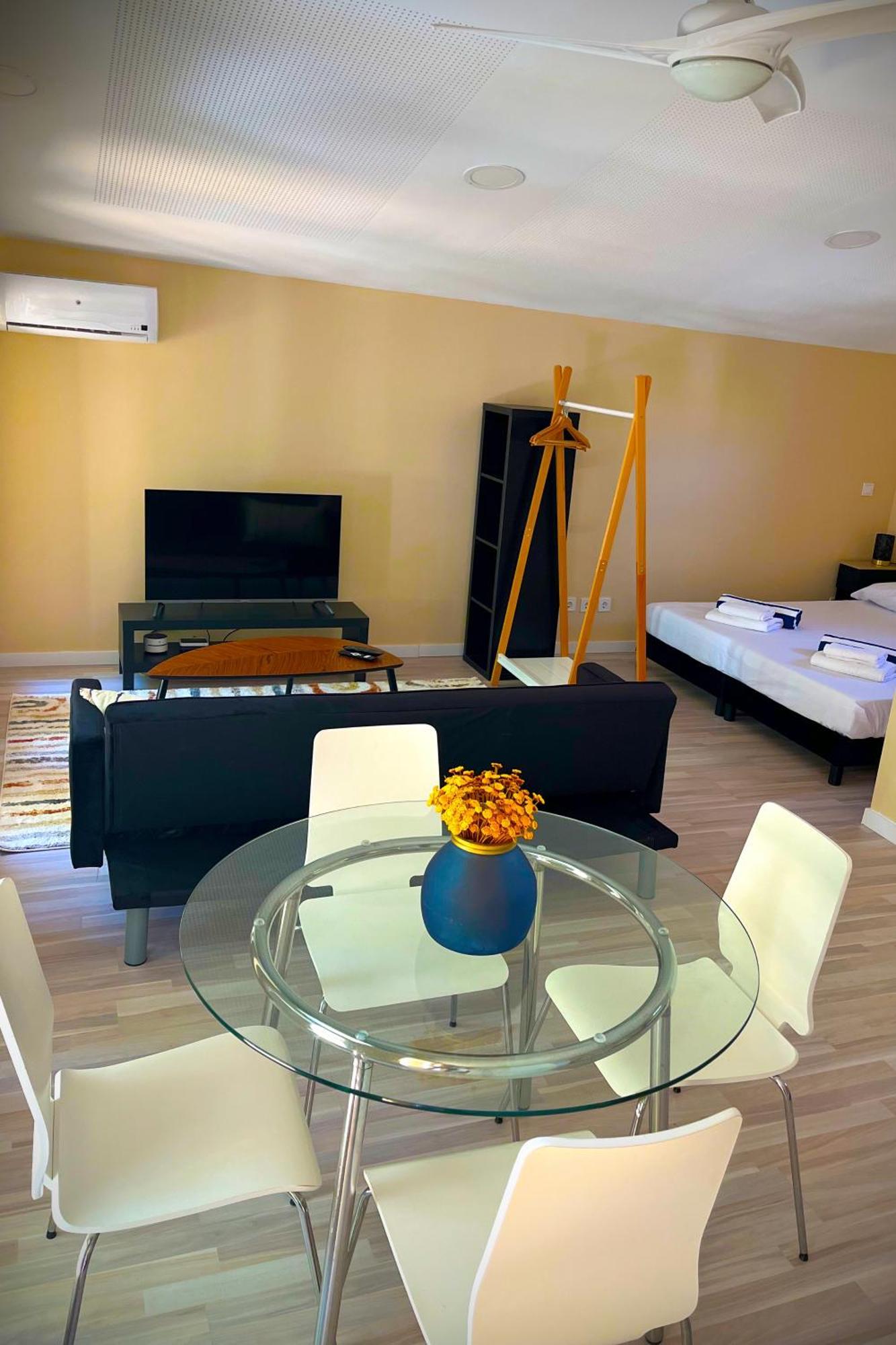 Fee4Me Cabin With Pool And Garden San Martín de la Vega エクステリア 写真
